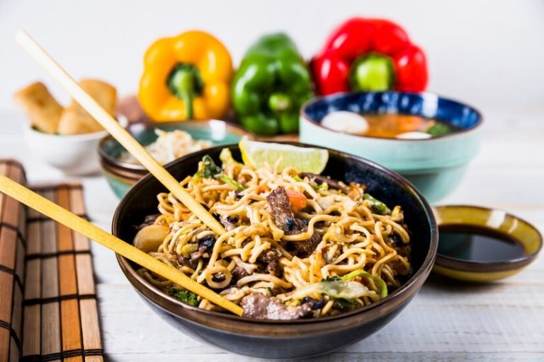 bowls-udon-noodles-with-beef-peppers-white-desk_23-2148093098