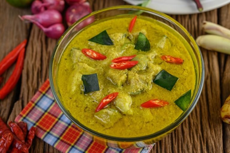 green-curry-bowl-with-lime-red-onion-lemon-grass-garlic-kaffir-lime-leaves_1150-21341