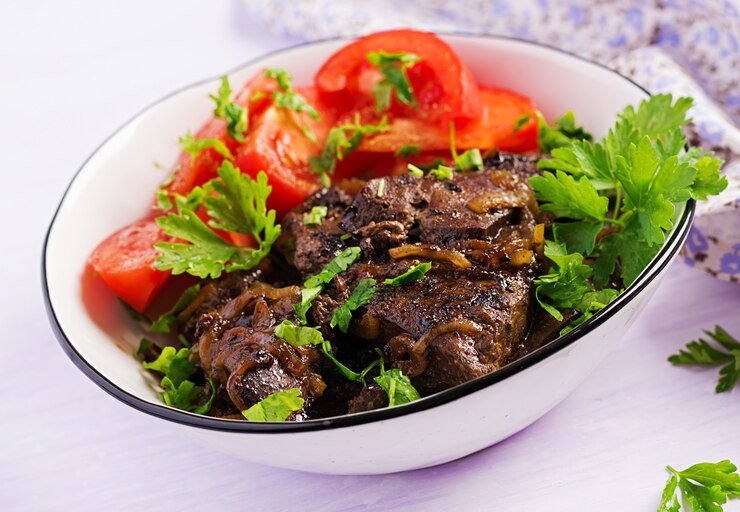 roasted-grilled-beef-liver-with-onion-tomatoes-salad_2829-10731